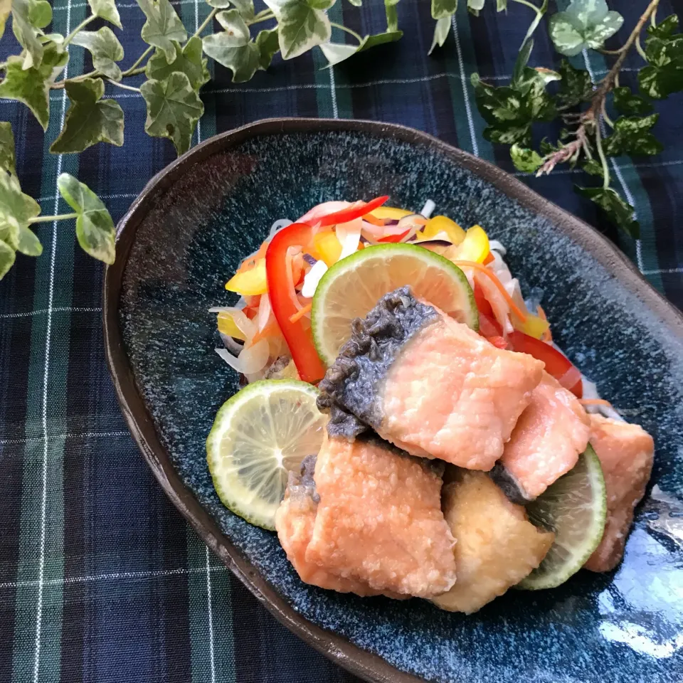 🐟本日の一皿は 野菜もいっぱい食べられる❣️鮭の南蛮漬け、柚子とライムの香り🍁|Hollyさん