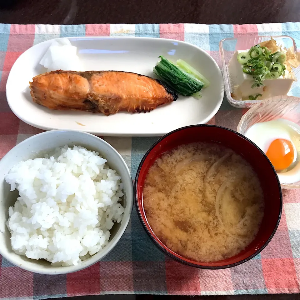 Snapdishの料理写真:焼き鮭、卵、奴、玉ねぎとワカメのお味噌汁|純さん