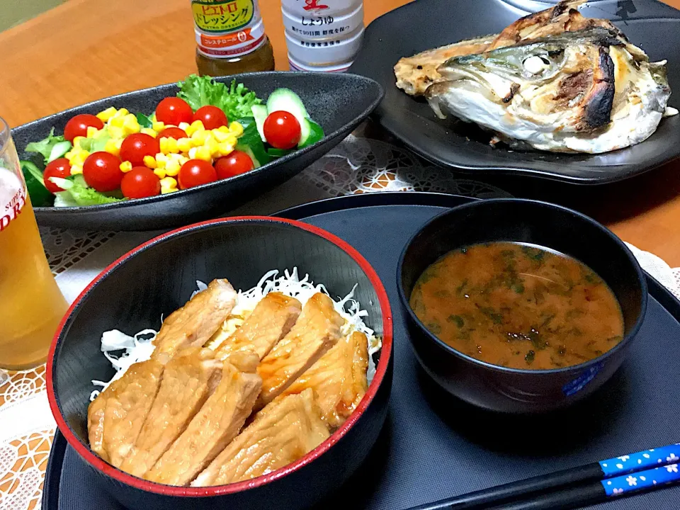 豚丼とぶりのカマ焼き⭐️
 #夕飯 #和食|makoさん