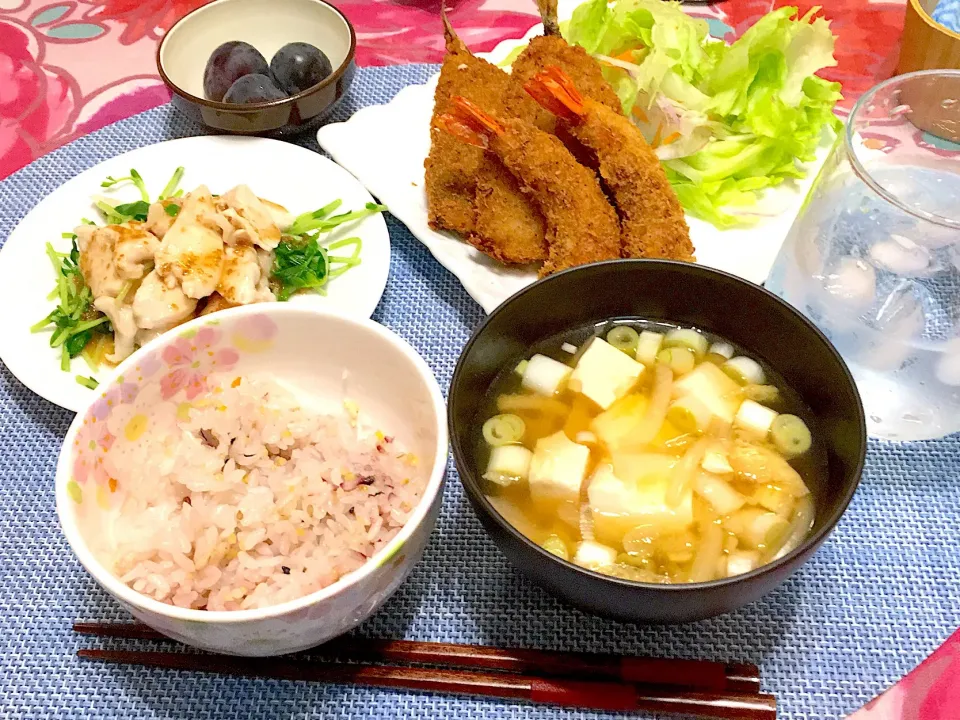 Snapdishの料理写真:あじフライ、エビフライ、蒸し鶏、味噌汁、ごはん🍚、ぶどう|kumi♡さん