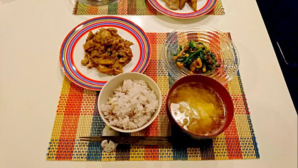 今日の夕食 豚肉とごぼうの味噌炒め、ニラの和え物、雑穀米、落とし卵の味噌汁|pinknari🐰🌈さん