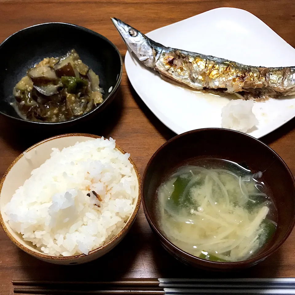 Snapdishの料理写真:#土鍋ごはん 
 #さんまの塩焼き 
 #なすとピーマン味噌炒め 
 #玉ねぎとわかめの味噌汁|まきさん