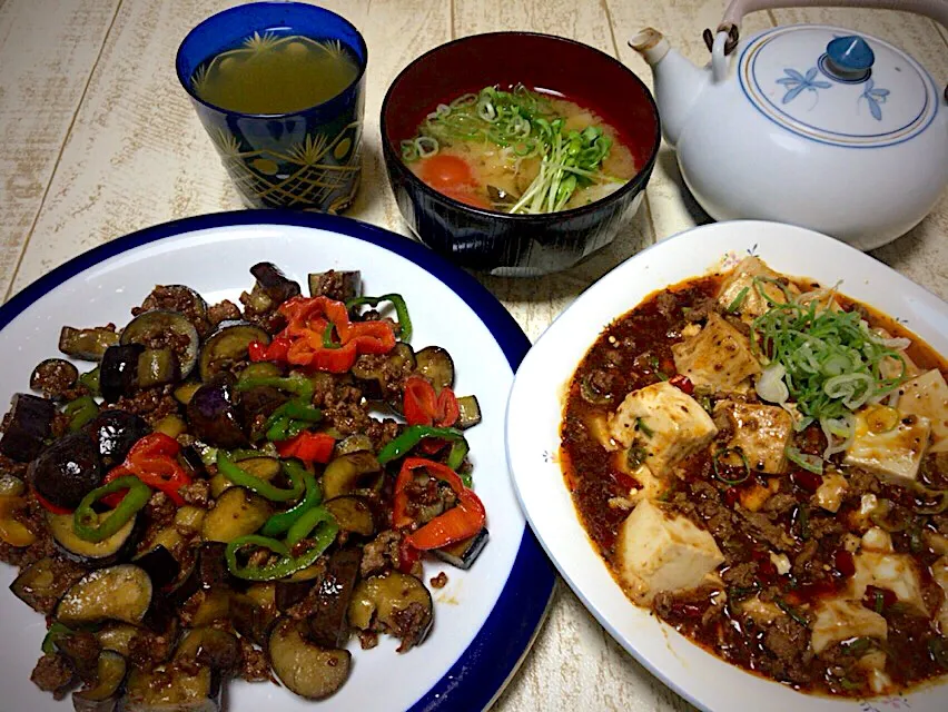 Snapdishの料理写真:今日の男飯(๑˃̵ᴗ˂̵)ご飯が進むくんの麻婆豆腐&茄子とピーマンの甘味噌炒め&キャベツとワカメとトマトの味噌汁🎶|ひーちゃんさん