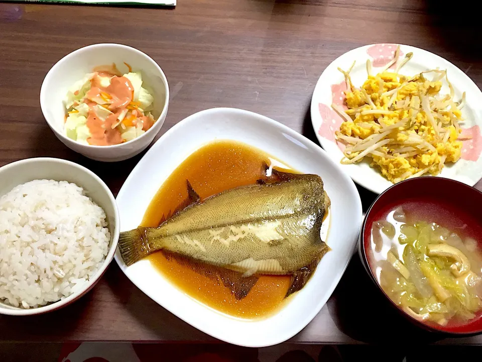 かれいの煮付け 白菜と揚げの味噌汁 もやしと卵の炒め物 キャベツのオーロラソース|おさむん17さん