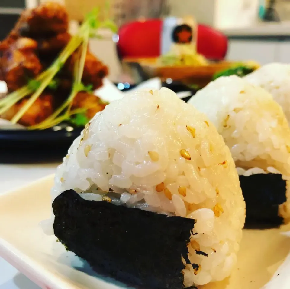 Snapdishの料理写真:海苔の佃煮を包み込んだ白ごまおにぎり🍙|ハマちゃんさん