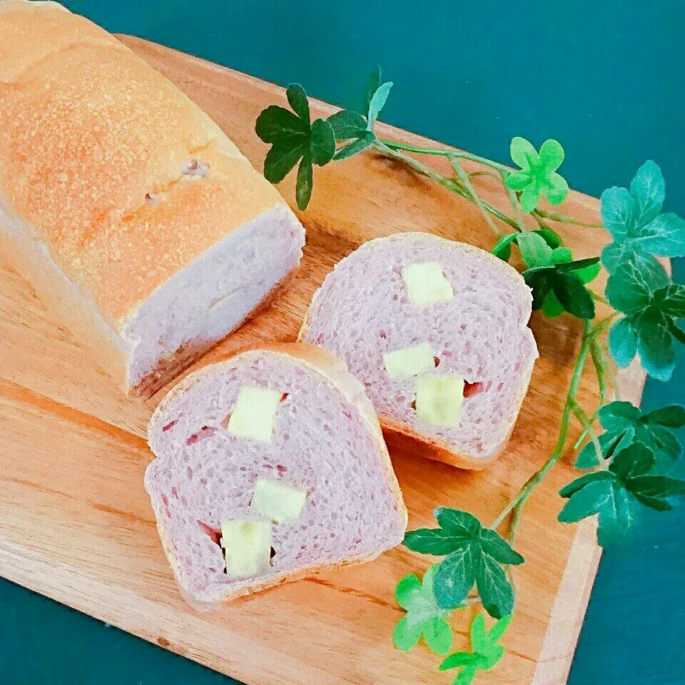 Snapdishの料理写真:酒種酵母🍞さつまいも入り紫いもパン|bobbinさん