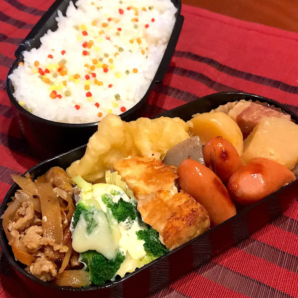 今日のお弁当🍱
イカの天ぷら
ブロッコリーのマヨチーズ焼き

今日からしばらく雨模様☂️
気分だけでも
明るく、今日も
笑顔でまいりましょう😃

傘を持っていくの
忘れないように🌂
気をつけて
いってらっしゃい👋😊|mokoさん