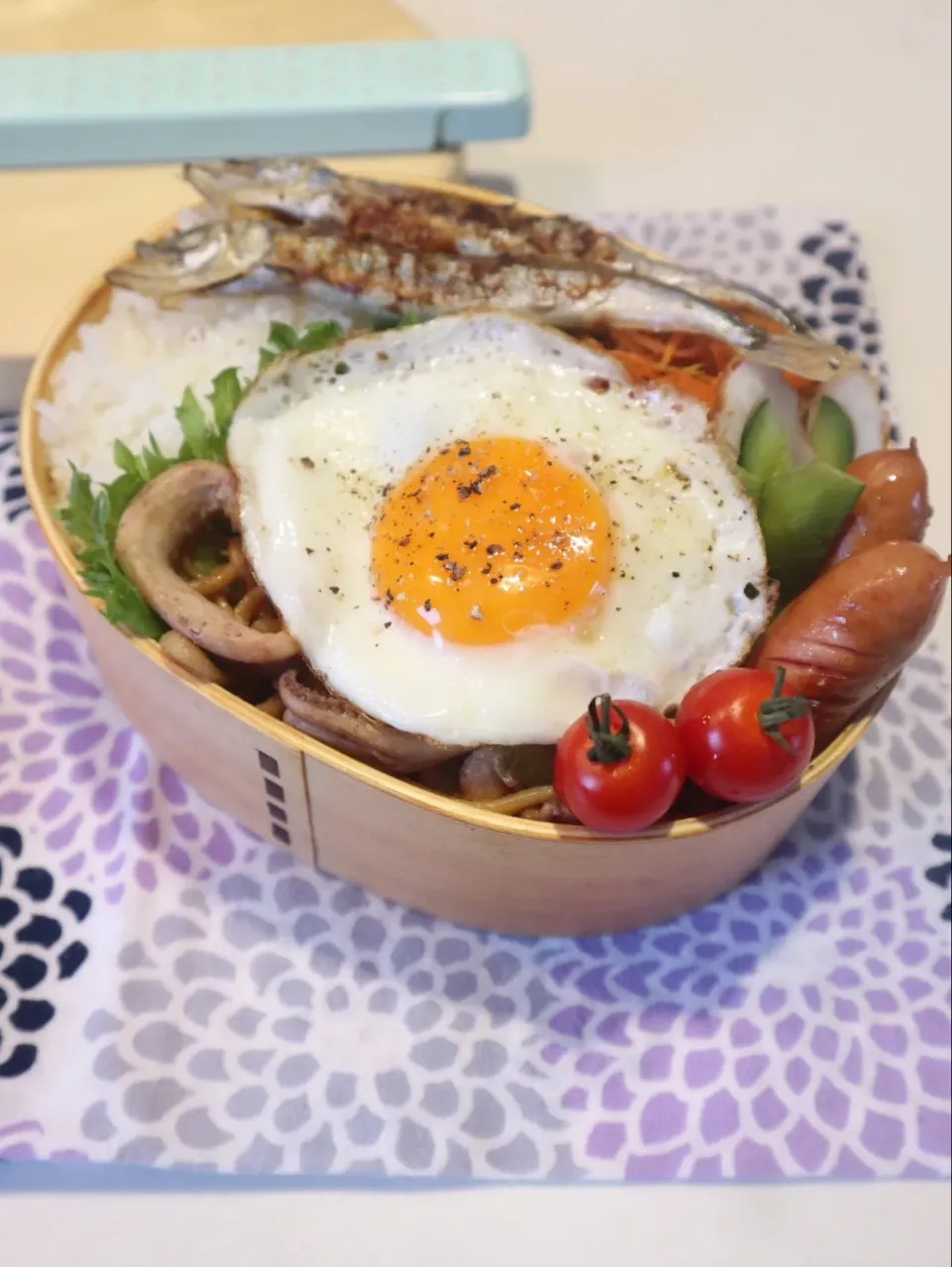 Snapdishの料理写真:中学生男子弁当🍱
ソースいか焼きそば、目玉焼きのせ弁当🍳|なかじー。さん