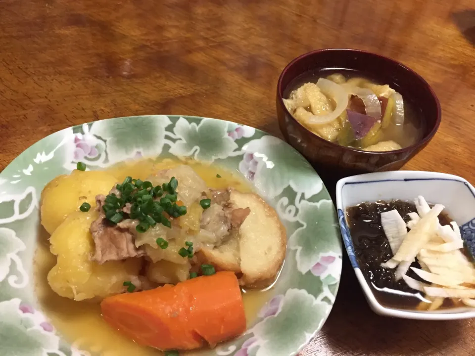 いも、芋、イモ〜！  
肉じゃが、サツマイモのお味噌汁、もずく酢の上には長芋千切り♪|さんだーさん