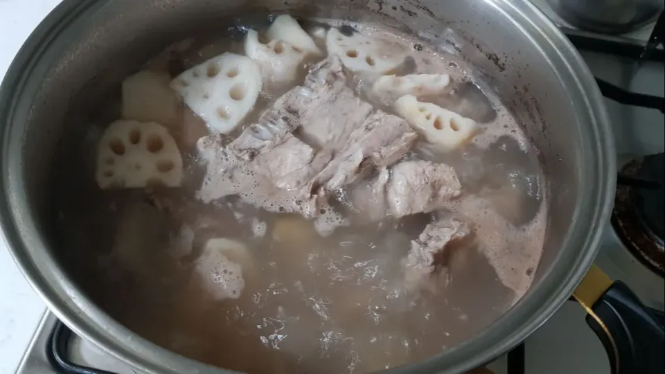 莲藕大骨汤 - pork bone and lotus root soup|steven z.y.さん