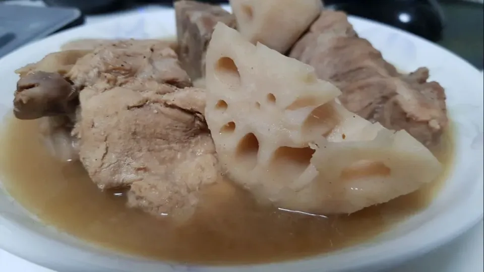 莲藕大骨汤 - pork bone and lotus root soup|steven z.y.さん