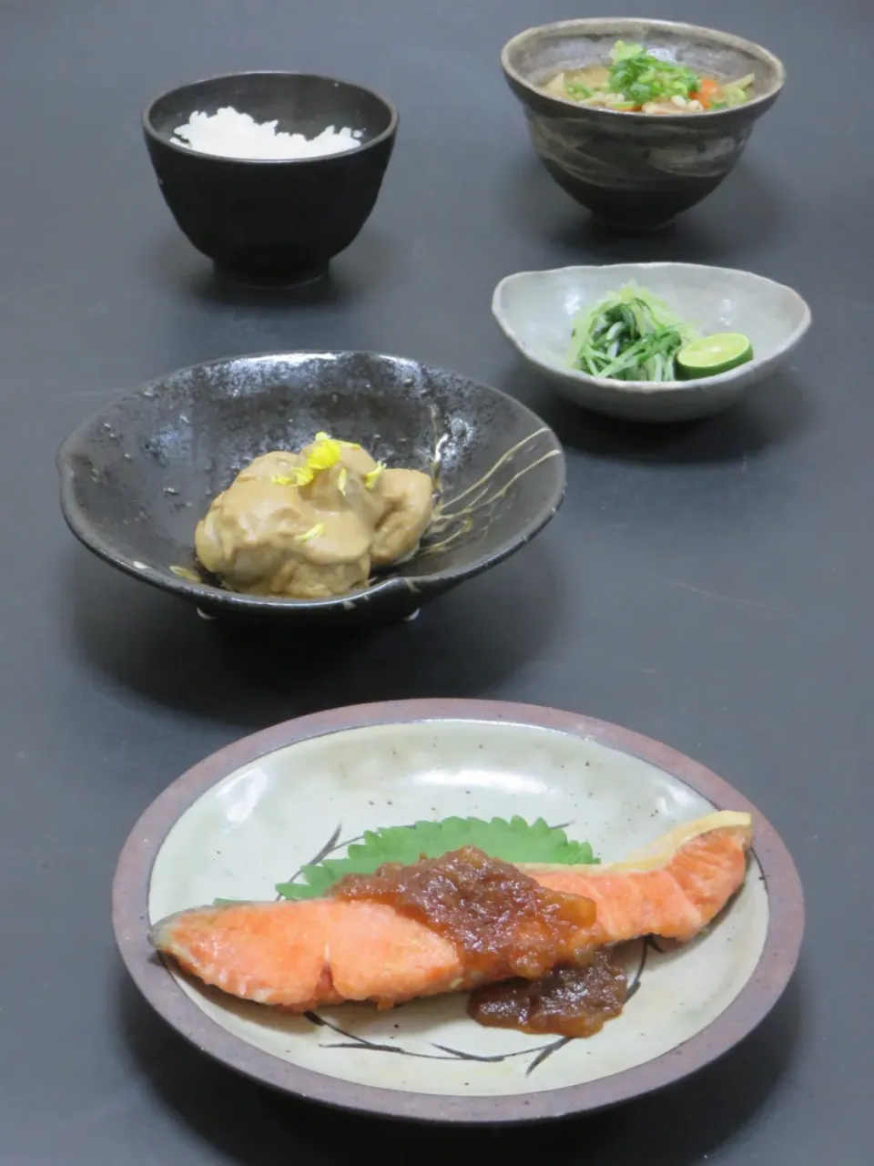 今晩は、秋鮭の梨ソース掛け、里芋の胡麻味噌煮 菊花、水菜漬け すだち、豚汁、ご飯|akazawa3さん