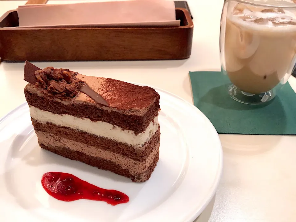 チョコレートケーキとアイスカプチーノ|みきさん