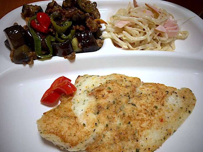 今日の実家での男飯(๑˃̵ᴗ˂̵)白身魚のムニエル&もやしとハムのサラダ&昨日の茄子とピーマンの甘味噌炒め🎶|ひーちゃんさん