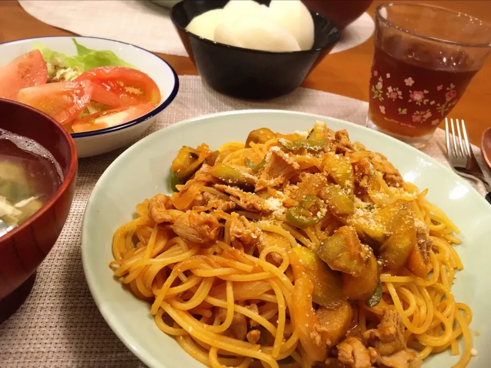 Snapdishの料理写真:18/09/20 夕飯♪ 豚肉とナスのナポリタン 卵とわかめのスープ サラダ 梨|ikukoさん