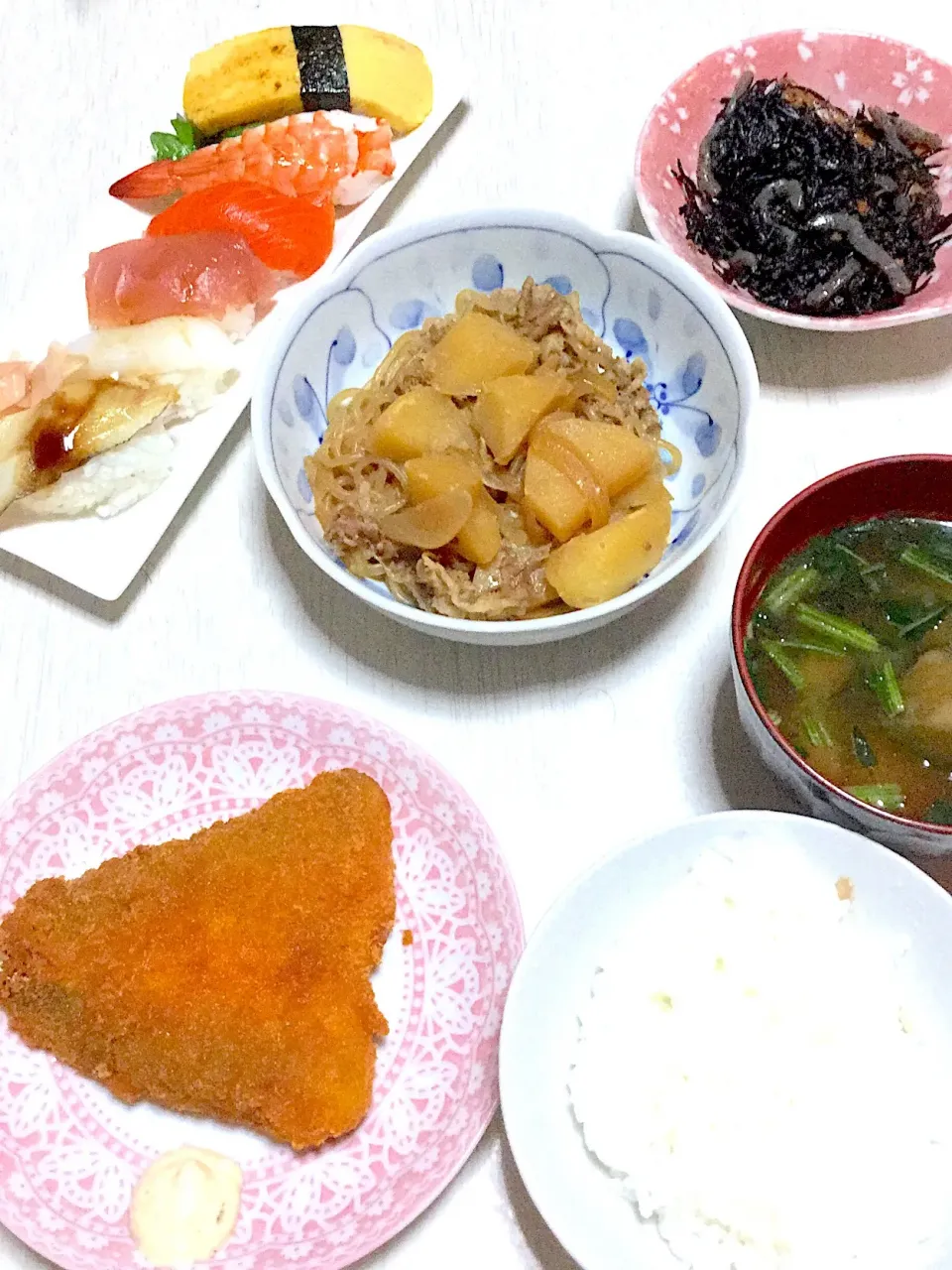 肉じゃが、ひじきの煮物、ほうれん草のお味噌汁、パック寿司、アジフライ|Ayaさん