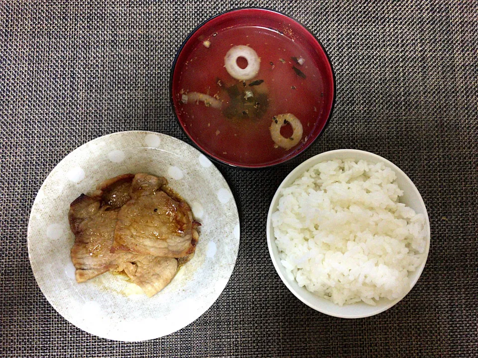 Snapdishの料理写真:豚肉の生姜焼き(ハーフ)ご飯|ばーさんさん