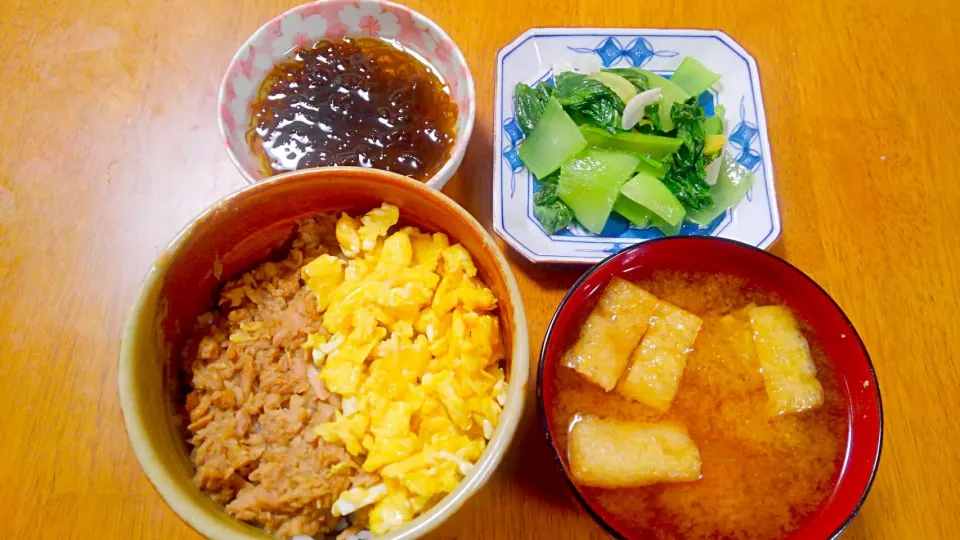 ９月１８日　ツナそぼろ　チンゲン菜の蒸し物　もずく　揚げ入りお味噌汁|いもこ。さん