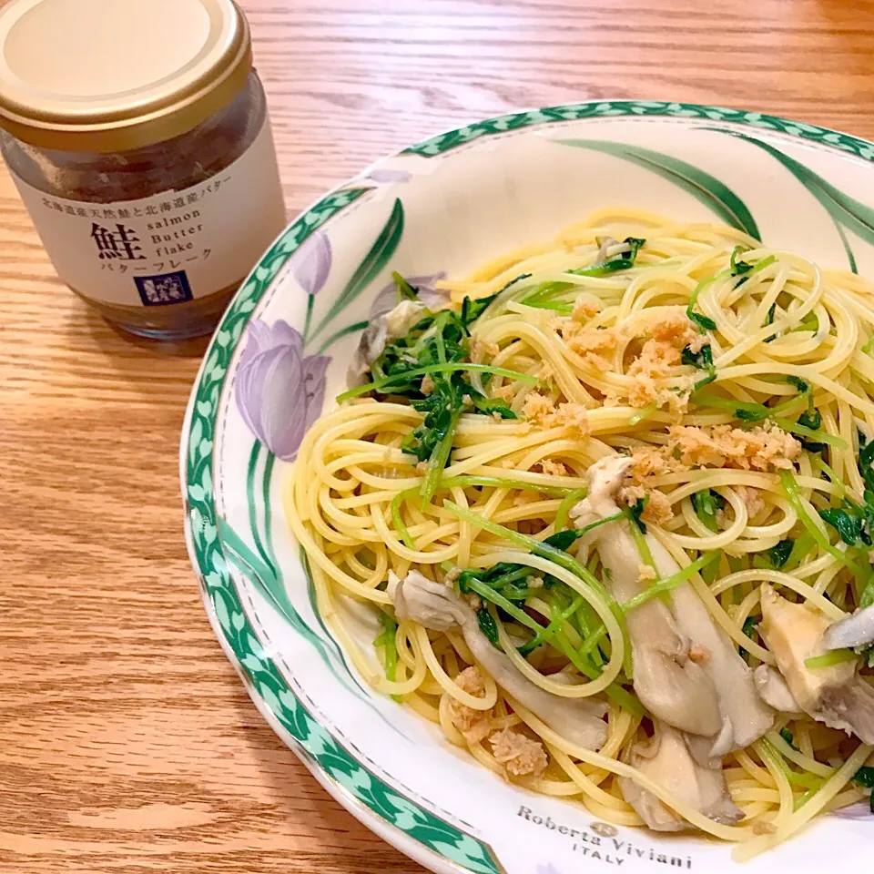 鮭バターフレークで、豆苗と舞茸のパスタ|Yumiさん