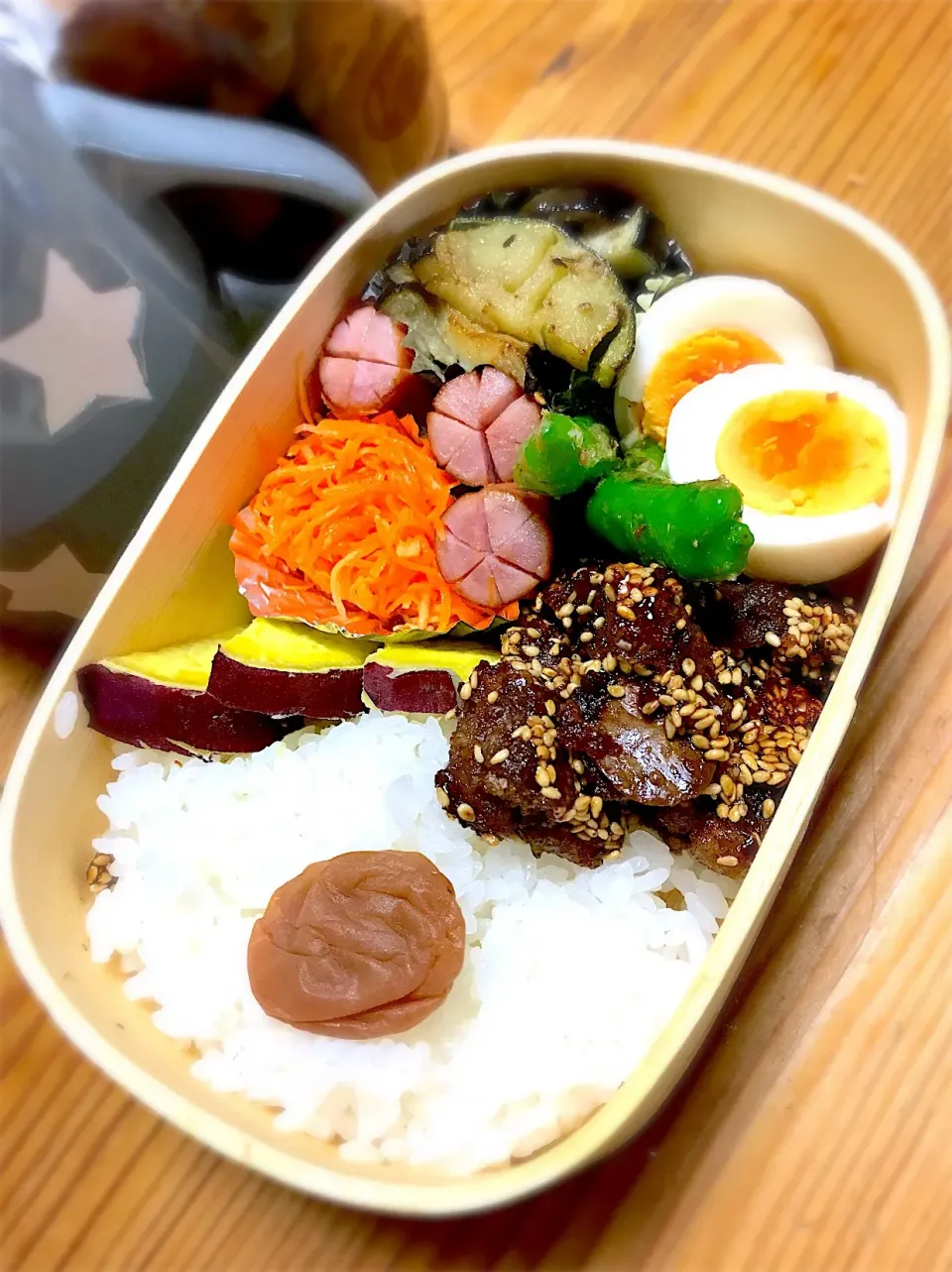 今日の娘のお弁当🍱
 #まげわっぱ 
#野菜たっぷり
#鶏レバーの甘辛揚げ
#自家製梅干し|misakoさん