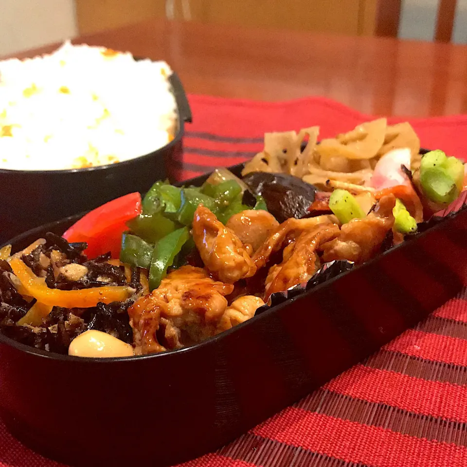 今日のお弁当🍱

野菜も
たっぷりとって
秋バテに
注意してね。

今日も雨の一日になりそうです
足元に気をつけて
気をつけて
いってらっしゃい👋😊|mokoさん