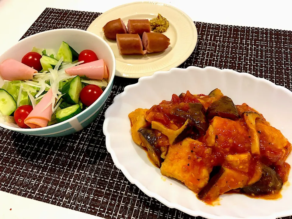 Snapdishの料理写真:#鶏胸肉のトマト煮
 #チキンのトマト煮 
 #サラダ 
 #ソーセージ|ゆぺこさん