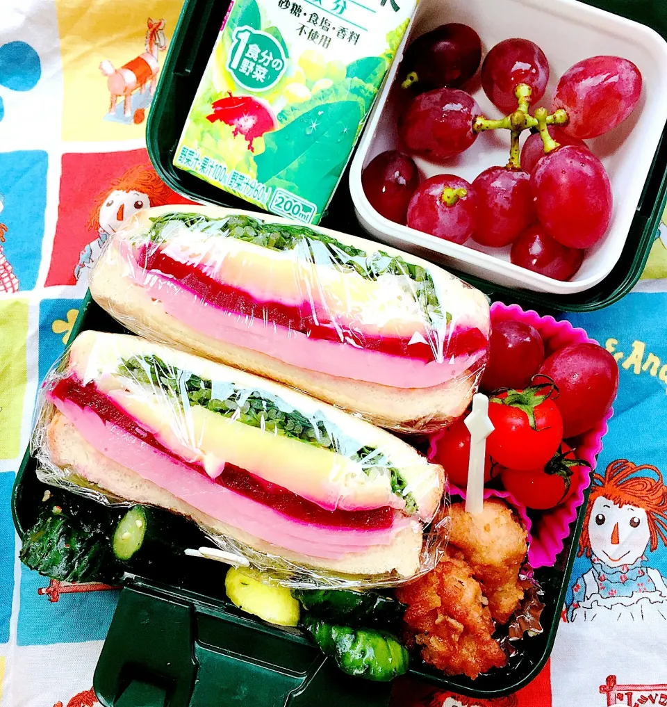 #自分弁当  #お弁当  #お弁当じまん  #サンドイッチ弁当 #サンドイッチ  #萌え断サンドイッチ #紅いのはビーツ  #ビーツピクルス  #野菜たっぷり|Blueberry🫐さん