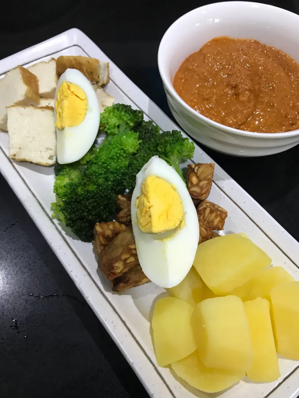 Mixed Salad with peanut sauce|Joha Hassanさん