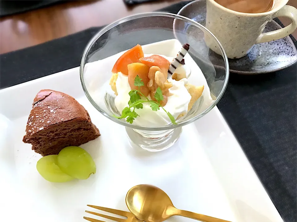 Snapdishの料理写真:生チョコチーズケーキandシフォンとキャラメルリンゴのミニパフェ|accoさん