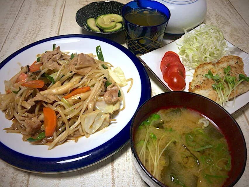 今日の男飯(๑˃̵ᴗ˂̵)中華野菜炒めオイスターソース風味&白身魚のムニエル&子メロン漬け込み&じゃがいもと玉ねぎとワカメの味噌汁🎶|ひーちゃんさん