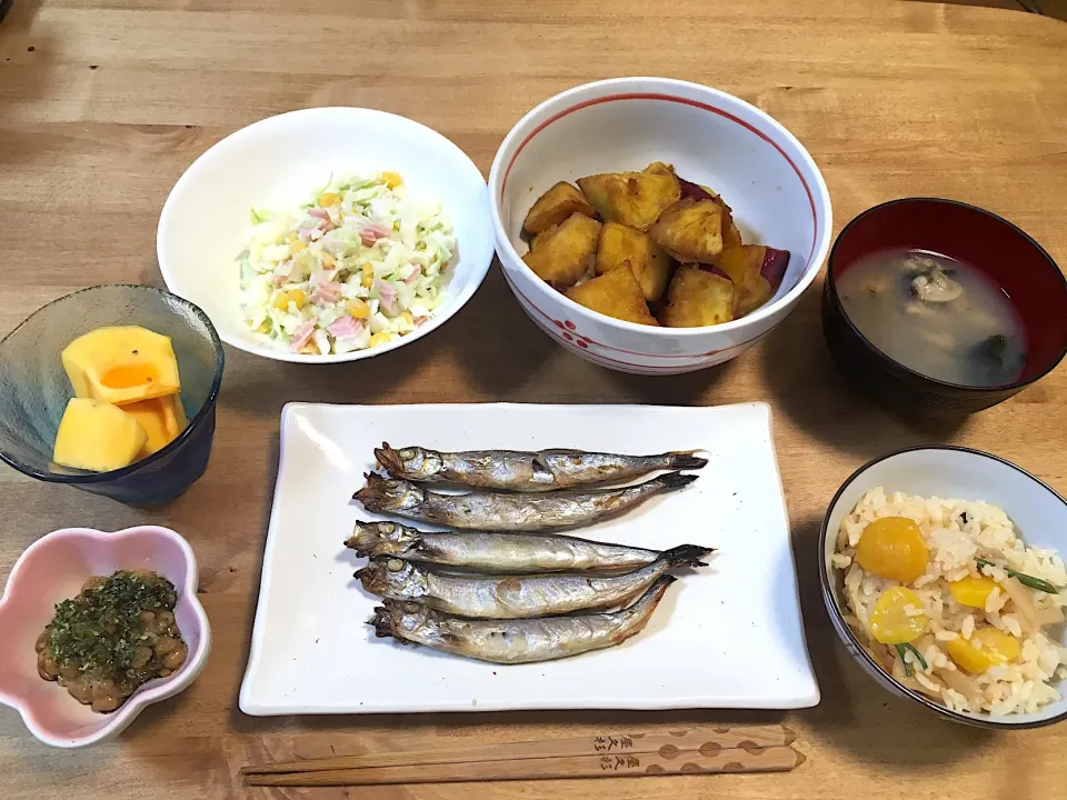 Snapdishの料理写真:秋の味覚定食(*´꒳`*)
栗ご飯・サツマイモの甘辛煮・柿・ししゃも・納豆・コールスロー・あさりと海苔の味噌汁|かおちゃんさん