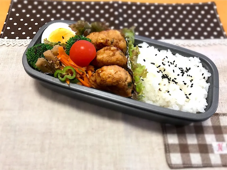 Snapdishの料理写真:とり＋はんぺん つくね🐓😋
ゆで卵🥚
無限人参＋ピーマン🥕
たたきごぼう😆
🥦🍅🍚|あやこさん