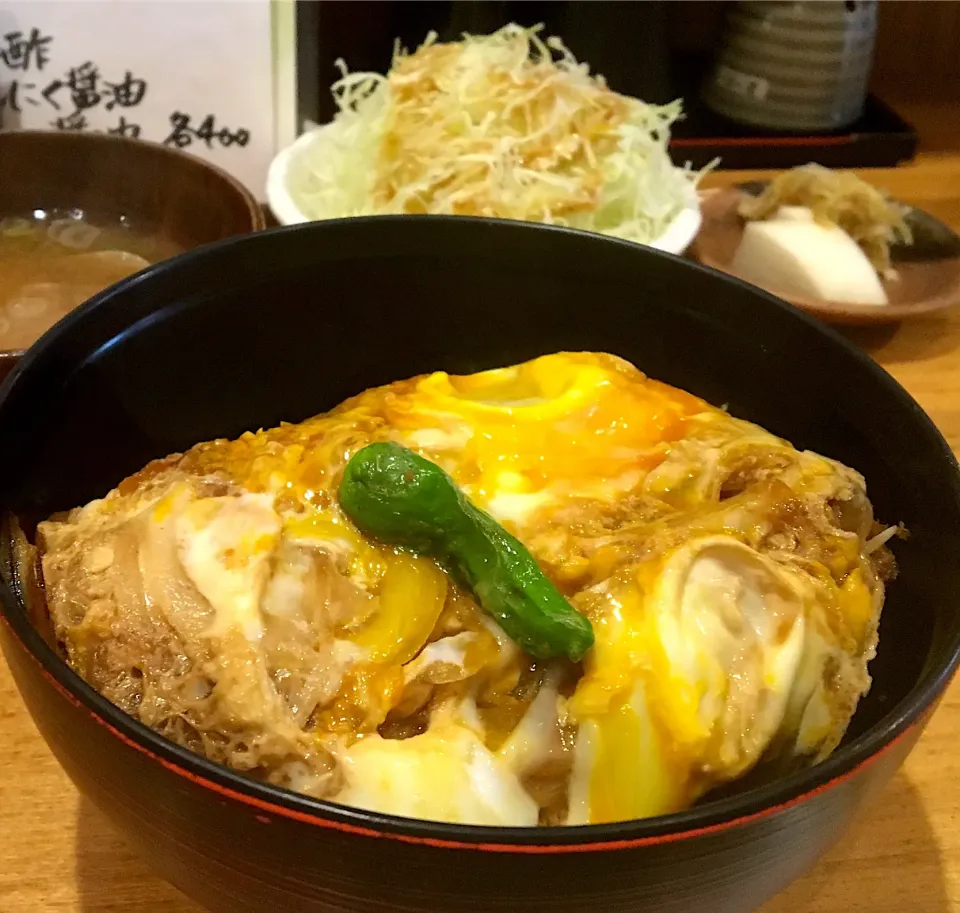 営業マンの昼ごはん☀️☀️☀️
カツ丼  あさりの味噌汁  キャベツ  ぬか漬け
煮込まないカツ丼。ご飯の上にカツをのせて玉子とじをかける。上はトロトロ。下はサックリ。ありそうでないカツ丼。美味いです😄|ぽんたさん