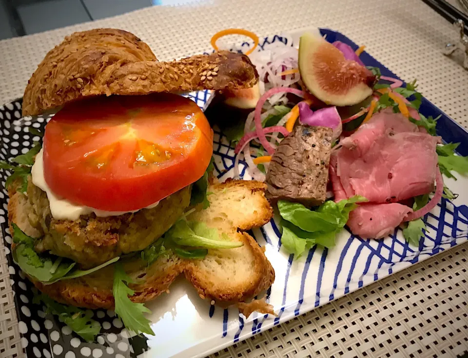 聖水沐浴スタジアムらしくなく、まるでランチのような夕飯💦鯖豆腐ハンバーグのハンバーガー🍔どす。|にゃあ（芸名）さん