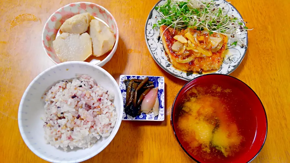 ９月２０日　めかじきのステーキ　サラダ　里芋の煮っ転がし　みょうがの甘酒浸け　お漬け物　お味噌汁|いもこ。さん