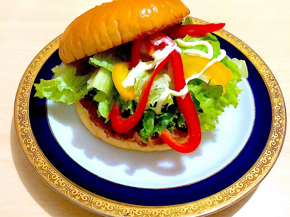 Snapdishの料理写真:9／21？22 #深夜食 これが明日の#朝食になるのか‥  今日はバタバタで夕食たべそびれたまま深夜に。そのまま寝れば良いものを、ジャンクな菓子パンな誘惑が××  #ヤマザキふっくらバーガー 野菜を足したら妙に良さげ  #菓子パンアレンジ|おさんどんさん