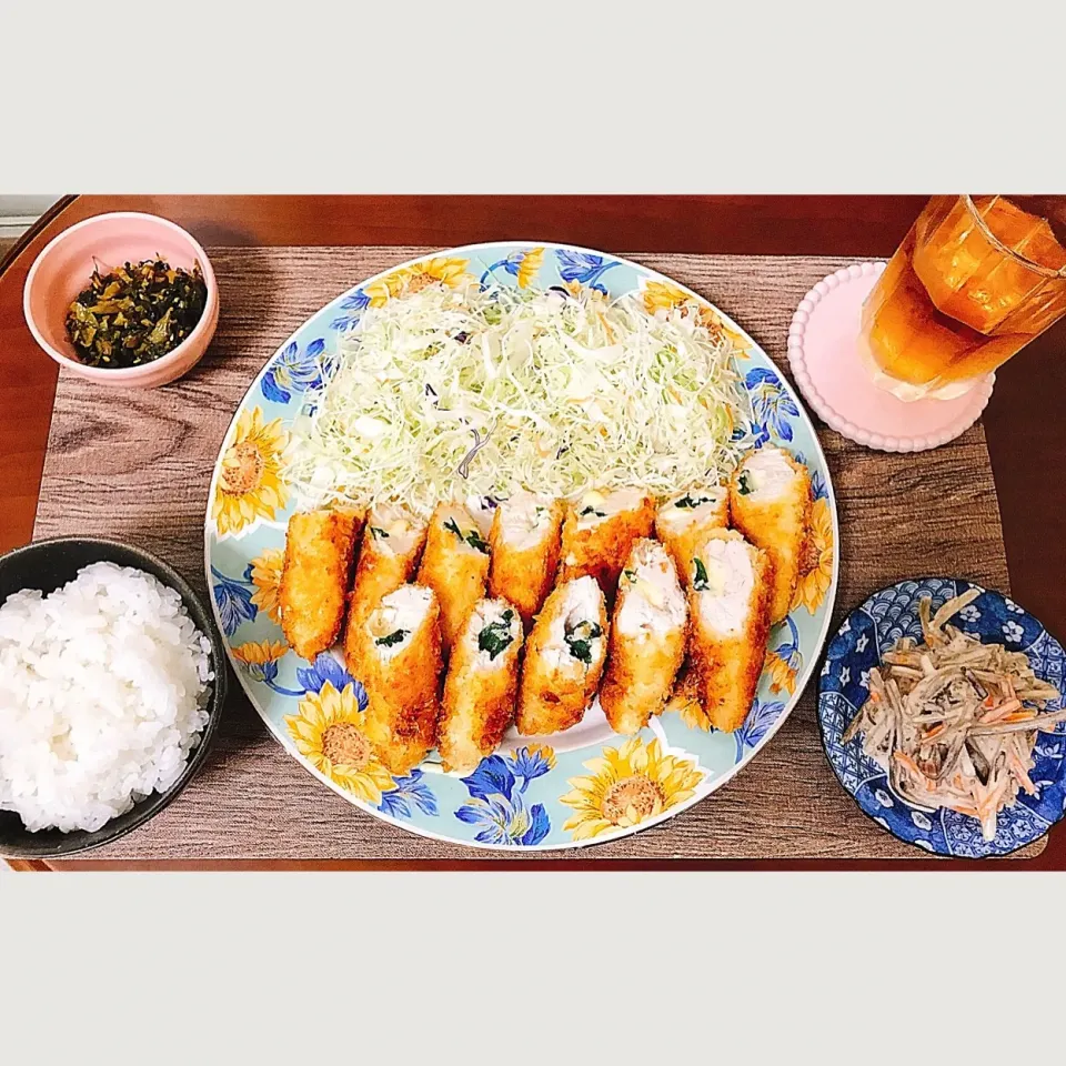 Snapdishの料理写真:【晩御飯】
ささみしそチーズカツ
千切りキャベツ
ごぼうサラダ
高菜炒めたん
白米|たろさんさん