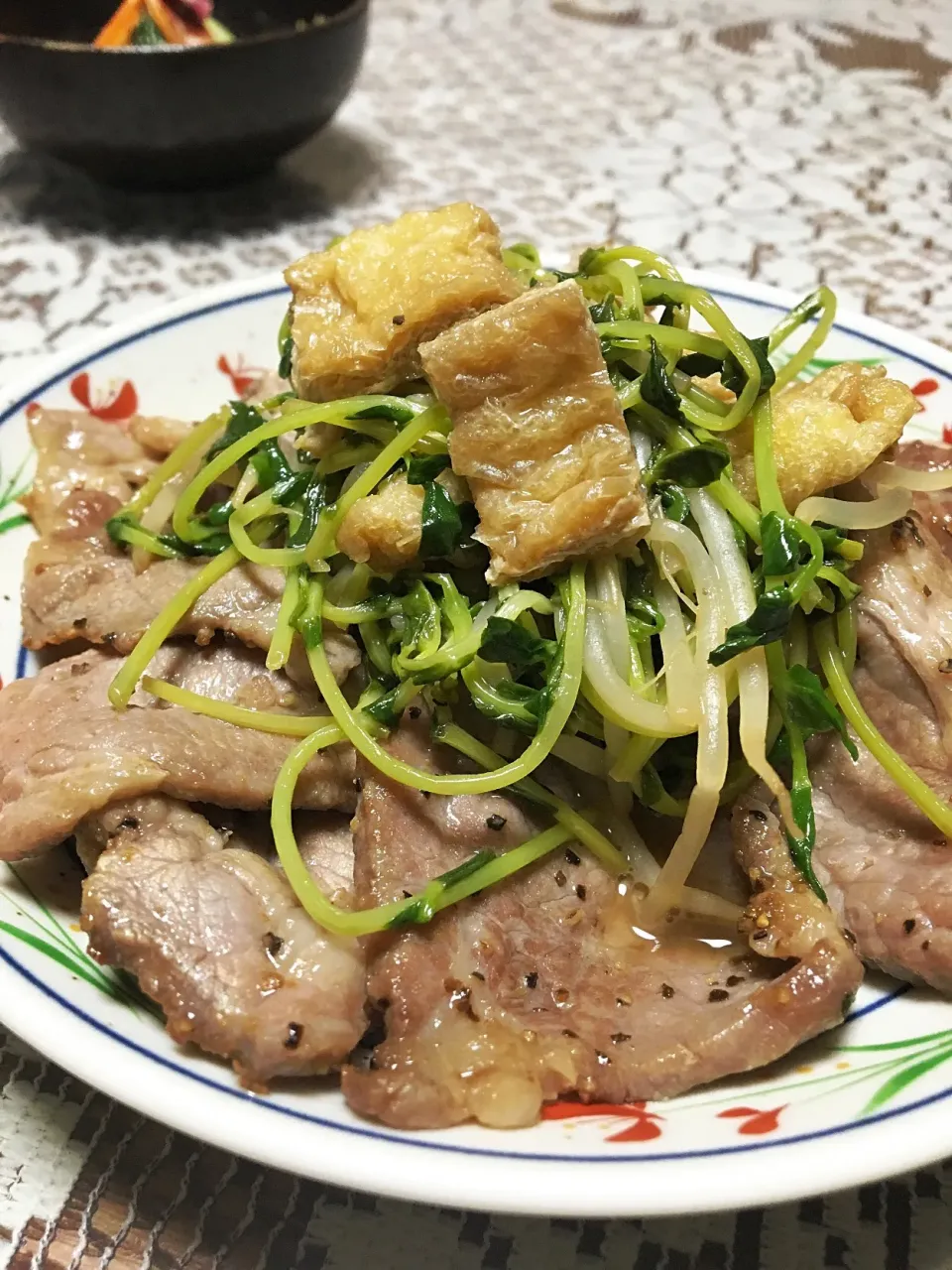 豚焼肉の上に豆苗ポン酢ダレ|ヨシヨシさん