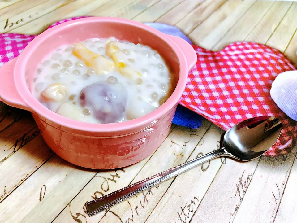 Snapdishの料理写真:Sticky rice balls with coconut milk 🍡🥥   #pinoyfood   #pinoystyle  #Pinoydessert #DessertforRainySeason|Jenn Lucero-Lizasoさん