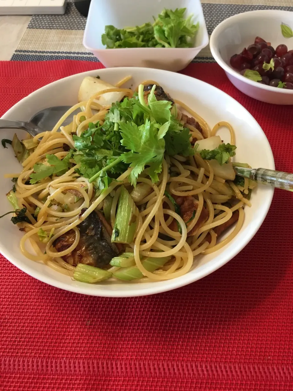 うなぎ蒲焼パスタ、パクチーとセロリ|ありすさん