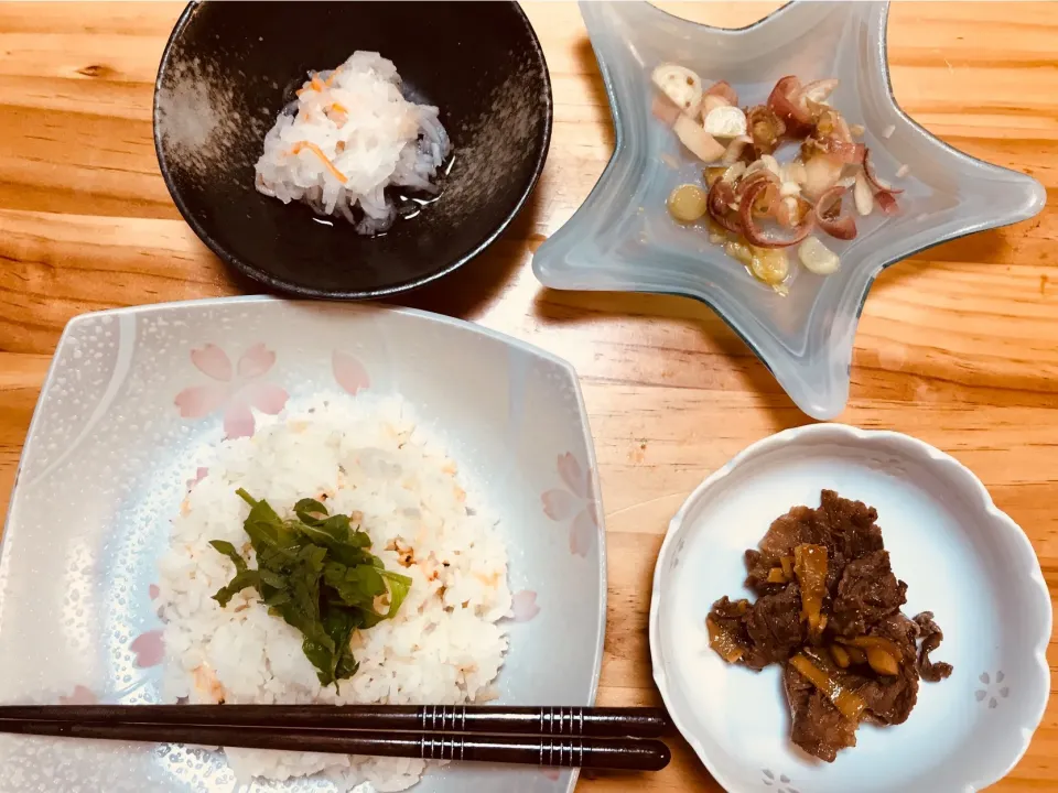 Snapdishの料理写真:和風ふわふわ桜えびご飯と牛しぐれディナー|鈴木紅実さん