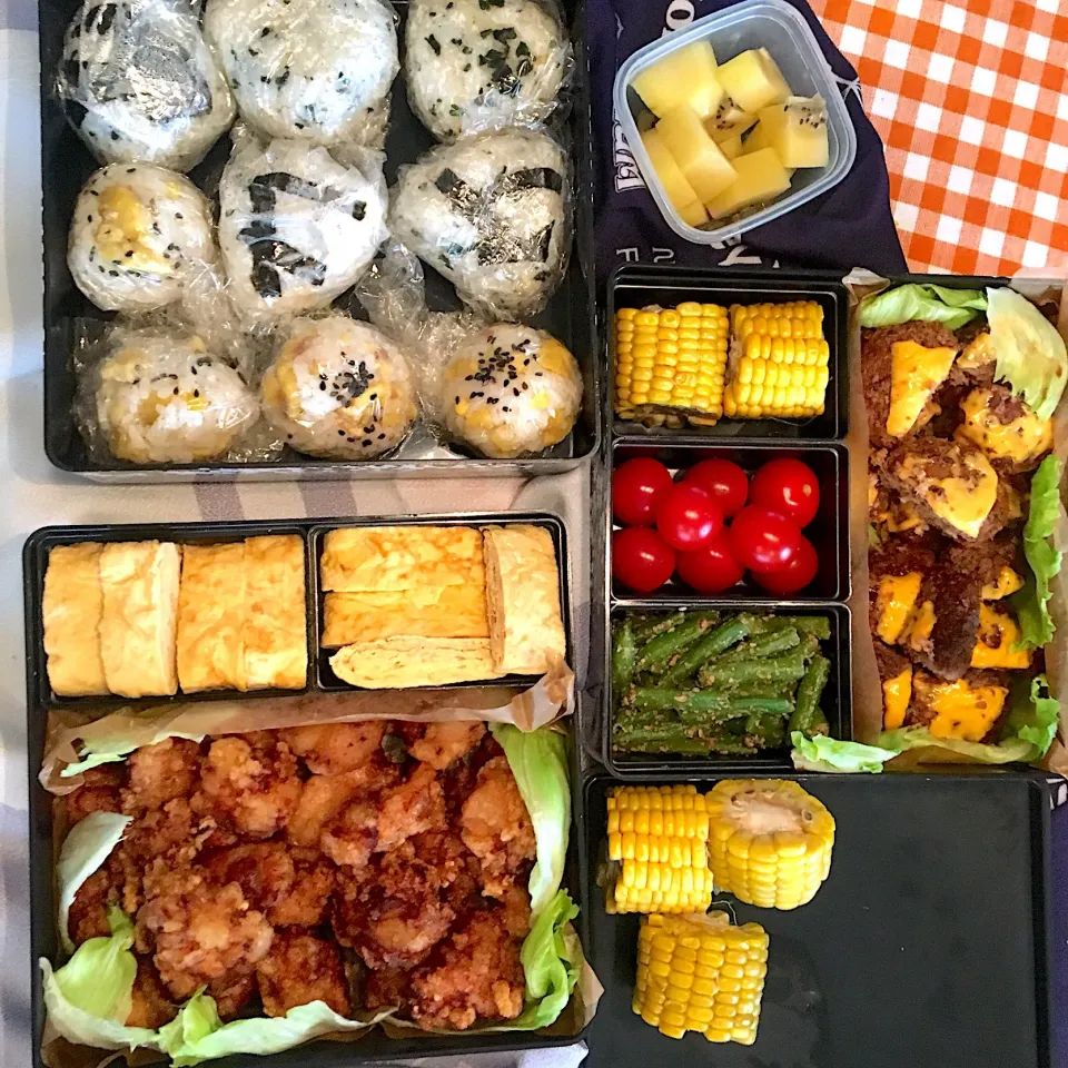 運動会弁当🍱  唐揚げとハンバーグ。
色々作っても結局唐揚げと卵焼きがあればよい、こまごまと他副菜を作っても時間も限られた運動会の時にはウケもイマイチ、ということで今年はどどんと唐揚げ&ハンバーグと卵焼きを大量に。
 #運動会弁当  #卵焼き  #唐揚げ  #チーズハンバーグ  #インゲンの胡麻和え #晴れてよかった|Emi N Maruyamaさん