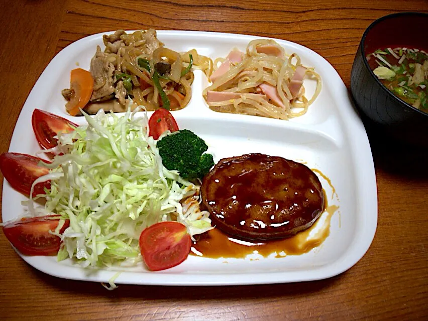 実家で作る今日の男飯(๑˃̵ᴗ˂̵)テニス前の軽食バージョン！ハンバーグ&野菜炒め&もやしのマヨサラ🎶(๑˃̵ᴗ˂̵)|ひーちゃんさん