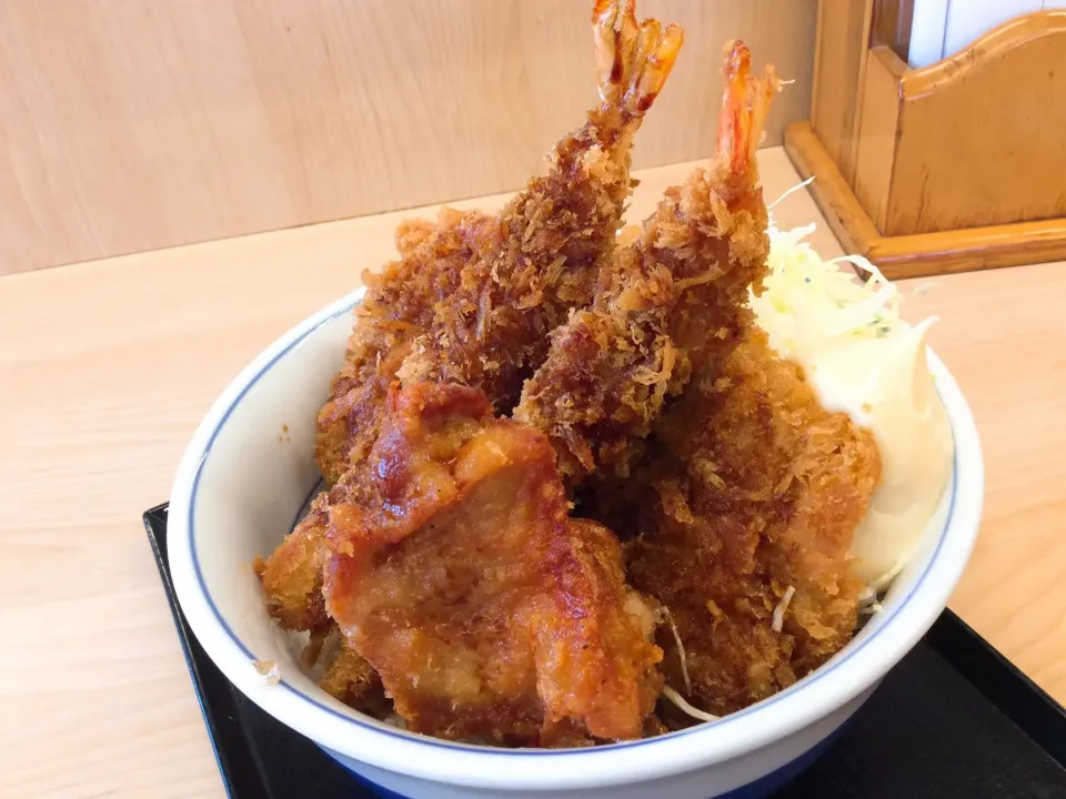 かつやさんの「全部乗っけ丼😂」|アライさんさん