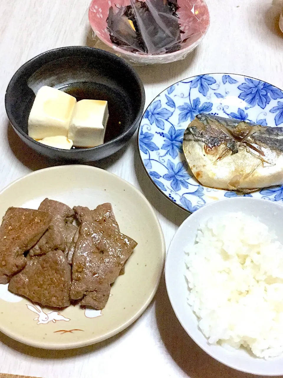 晩御飯〜ひじきの煮物、レバー焼き、湯豆腐、塩サバ|Ayaさん