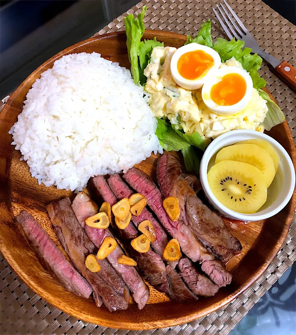 Snapdishの料理写真:ステーキプレート#スタミナ飯#ワンプレート|ゆかりさん