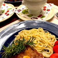 Snapdishの料理写真:豚肩ロースのステーキと オニオングラタンスープ  #うちごはん  #オニオングラタンスープ   #ステーキ|mistigrisさん