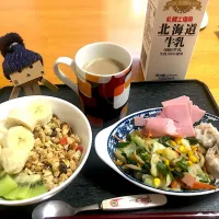 Snapdishの料理写真:朝ご飯・フルーツたっぷりシリアルと♪|かぐらさん