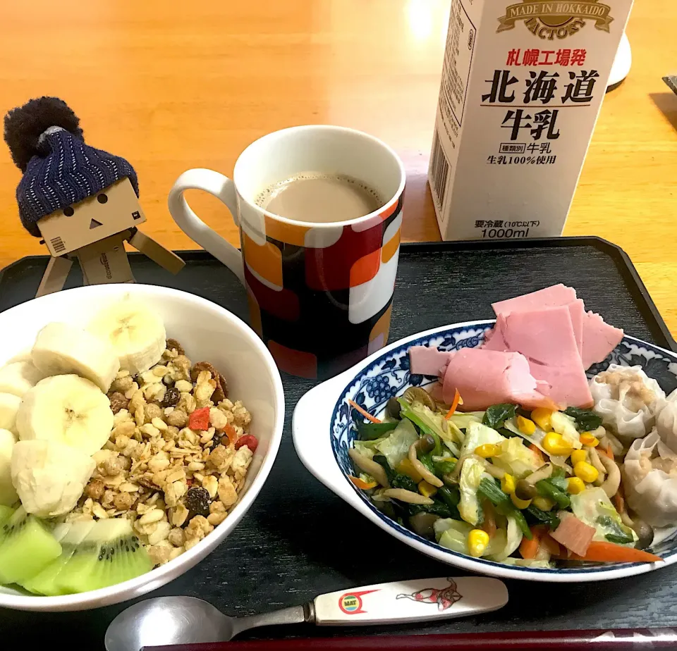 朝ご飯・フルーツたっぷりシリアルと♪|かぐらさん