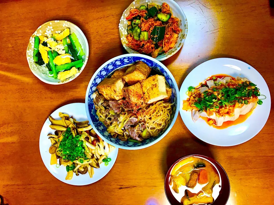 肉豆腐
むね肉のよだれ鶏
かぼちゃのみそ汁
きのことちくわのバタぽん炒め
小松菜と油揚げの煮浸し|Saeさん